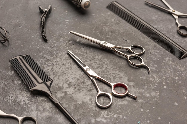 Stylowe profesjonalne nożyczki fryzjerskie nożyce do strzyżenia włosów na czarnym tle Salon fryzjerski