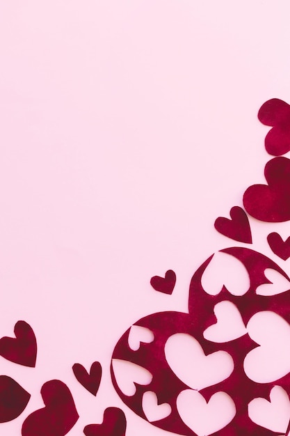 Stylowe serca walentynkowe leżały płasko na różowym papierze dla tekstu Szablon karty Walentynki Miłość