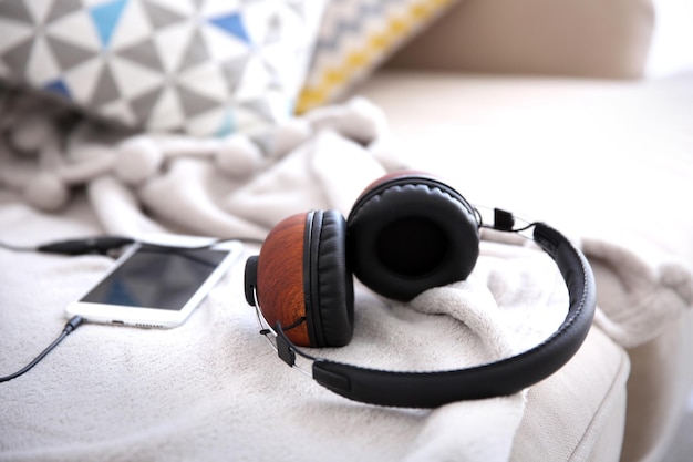 Zdjęcie stylowe słuchawki i telefon komórkowy na kanapie