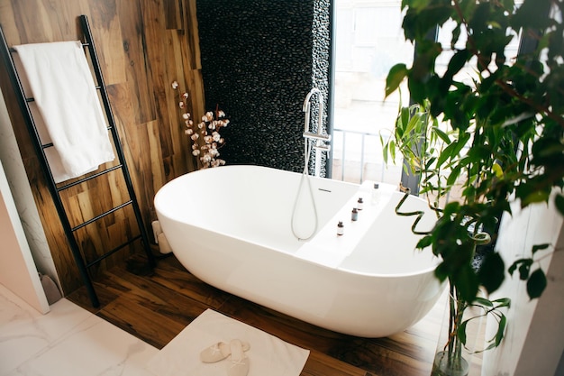 Zdjęcie stylowe wnętrze łazienki z nowoczesnymi roślinami doniczkowymi i pięknym wystrojem projekt domu