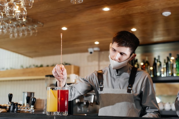 Stylowy Barman W Masce I Mundurze Podczas Pandemii Przygotowuje Koktajle Na Przyjęciu Praca Restauracji I Kawiarni Podczas Pandemii