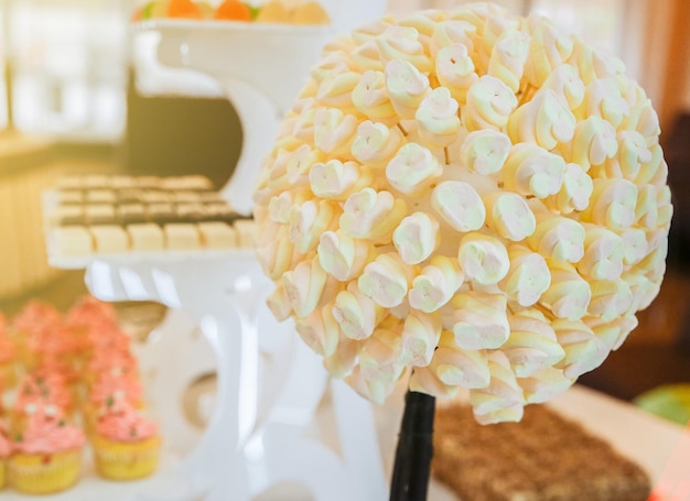 Stylowy batonik na weselu Kula Marshmallow Słodkie ciasta i cukierki z babeczkami