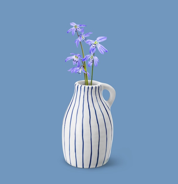 Stylowy ceramiczny wazon z fioletowymi kwiatami na niebiesko
