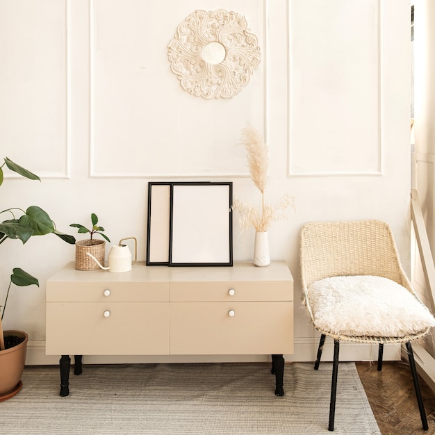 Stylowy jasny salon ozdobiony wygodną komodą, krzesłem, rośliną domową, malowaniem, wykładziną dywanową, białymi ścianami