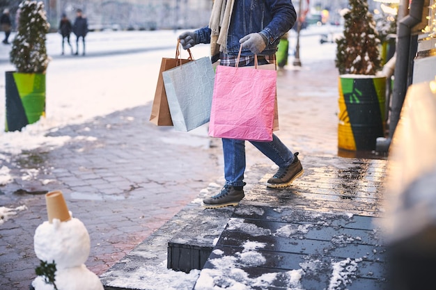 Stylowy Mężczyzna Idący Na Zakupy Zimą Na Zewnątrz