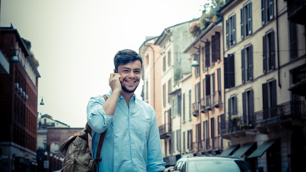 stylowy mężczyzna na ulicy przy telefonie