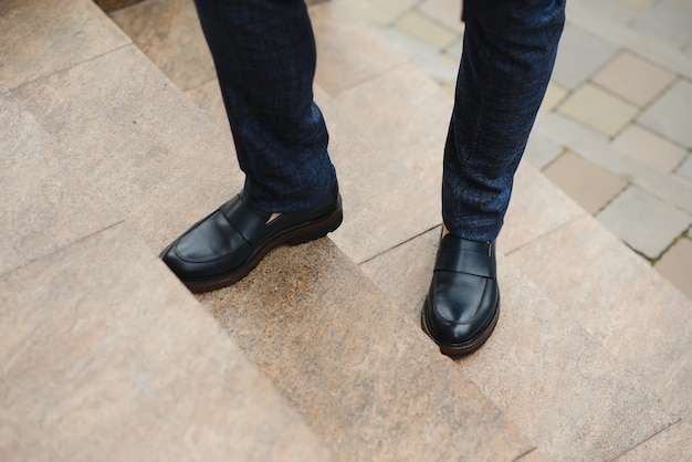 Zdjęcie stylowy mężczyzna w modnych butach