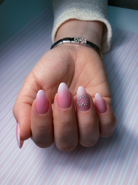 Zdjęcie stylowy modny kobiecy manicure