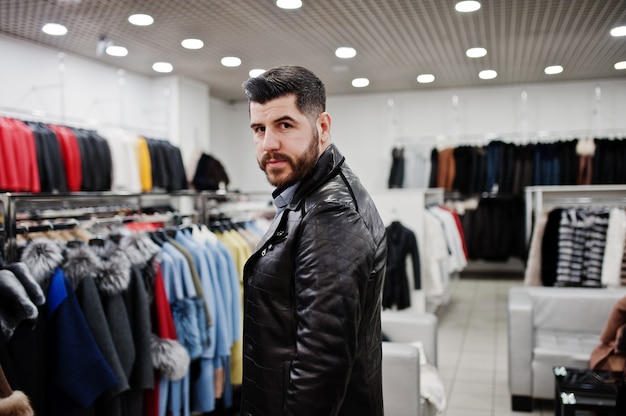Stylowy turecki mężczyzna w sklepie futra i kurtki skórzane. Sukces brody arabskiej.