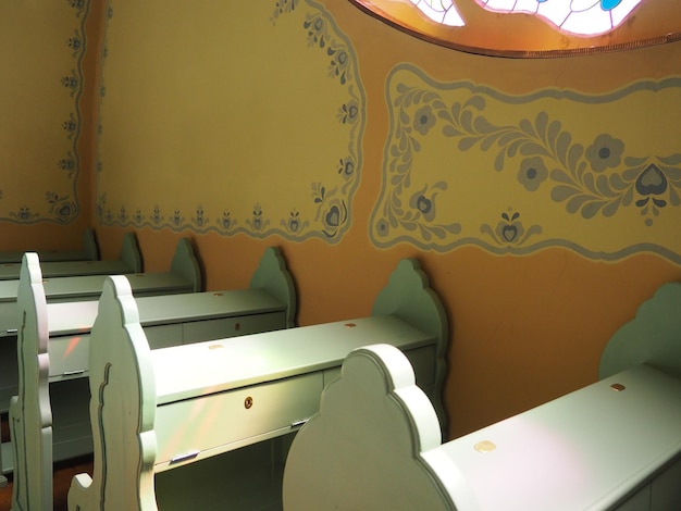Subotica Serbia 12 września 2021 r. Ławki rzędy siedzenia i krzesła w synagodze Wnętrze wewnętrzne Pomieszczenia religii żydowskiej dla kultu i centrum życia religijnego gminy