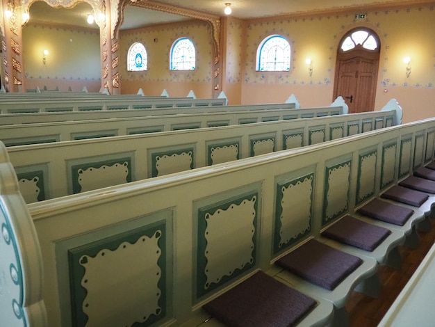 Subotica Serbia 12 września 2021 r. Ławki rzędy siedzenia i krzesła w synagodze Wnętrze wewnętrzne Pomieszczenia religii żydowskiej dla kultu i centrum życia religijnego gminy