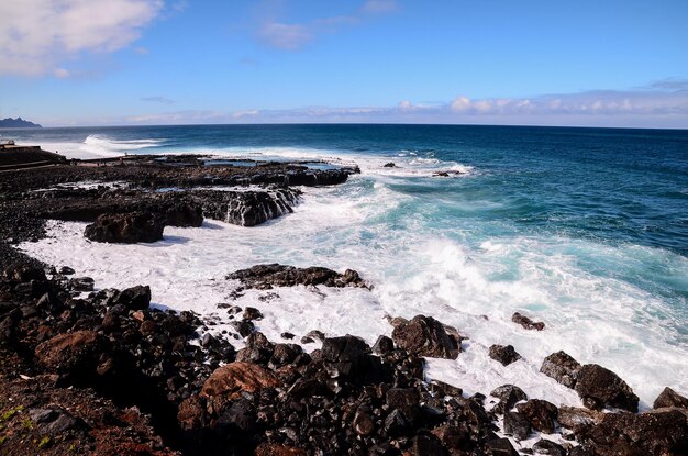 Sucha plaża Lava Coast na Oceanie Atlantyckim