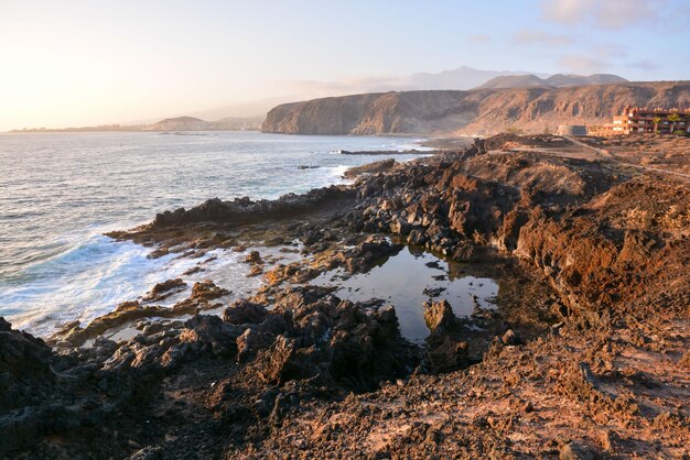 Sucha plaża Lava Coast na Oceanie Atlantyckim