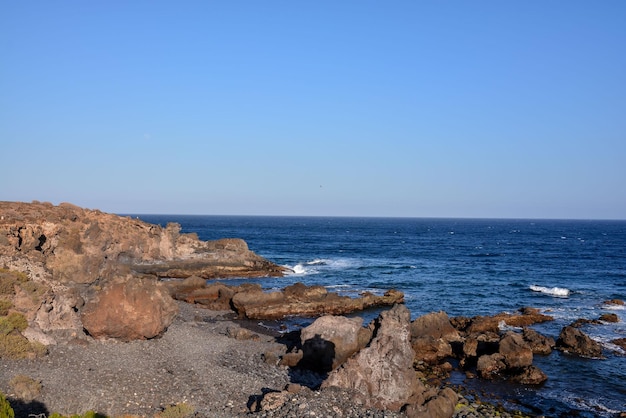 Sucha plaża Lava Coast na Oceanie Atlantyckim