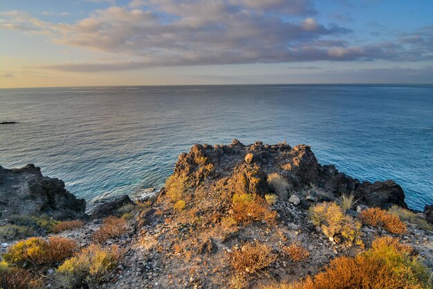 Sucha plaża Lava Coast na Oceanie Atlantyckim