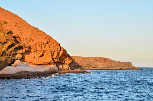 Sucha plaża Lava Coast na Oceanie Atlantyckim