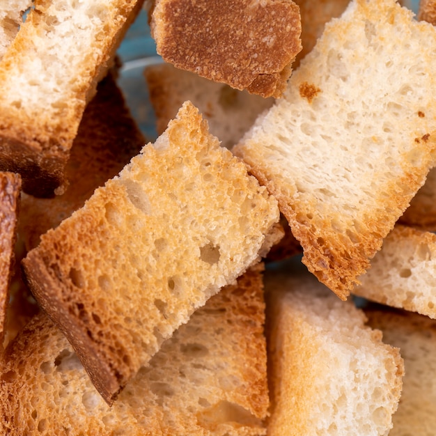 Sucharki - suszone kostki białego chleba pszennego.