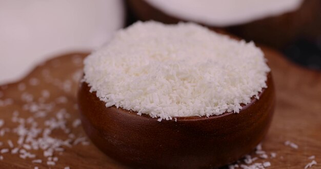 Zdjęcie suche białe płatki kokosowe do dodawania do deserów