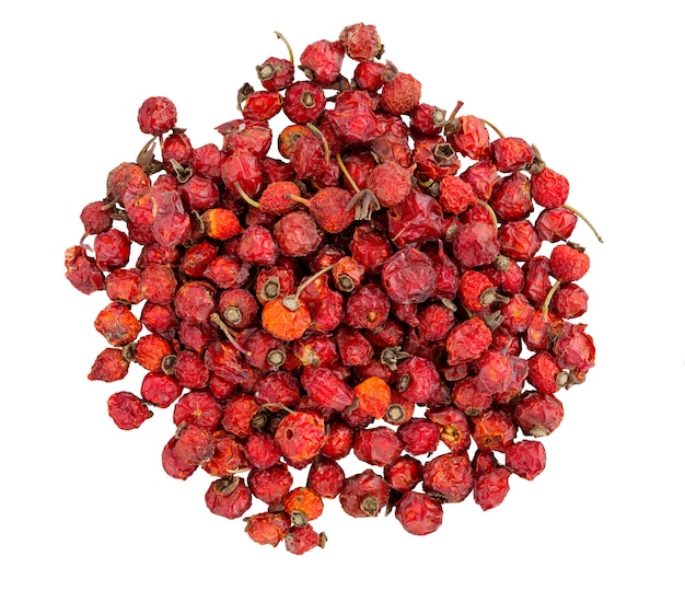 Suche jagody Rose hips wyizolowanych na białej powierzchni