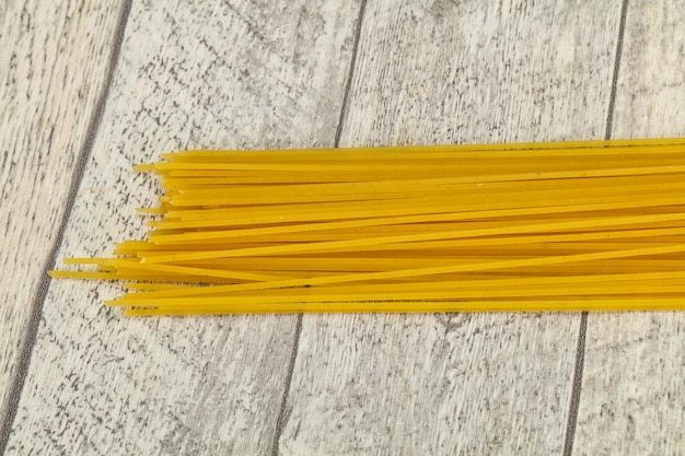 Zdjęcie suche surowe spaghetti do kręgli