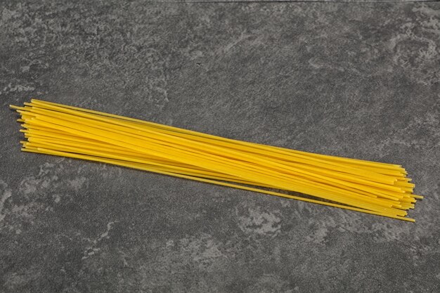 Suche surowe spaghetti gotowe do gry w kręgle