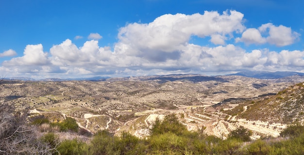 Suchy krajobraz z polami i tarasowymi wzgórzami na Cyprze