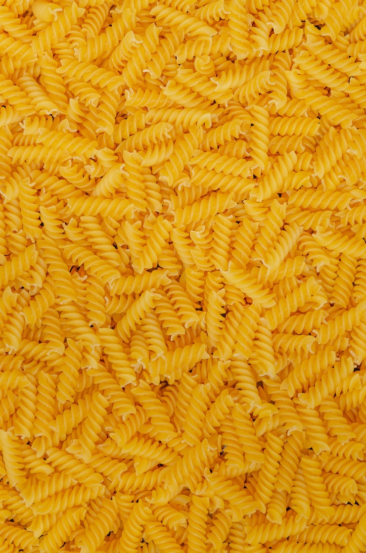 Zdjęcie suchy makaron fusilli tło. włoskie jedzenie. skopiuj miejsce.