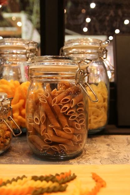 Zdjęcie suchy włoski makaron federini w szklanym słoiku, mix różnych rodzajów makaronów na ta