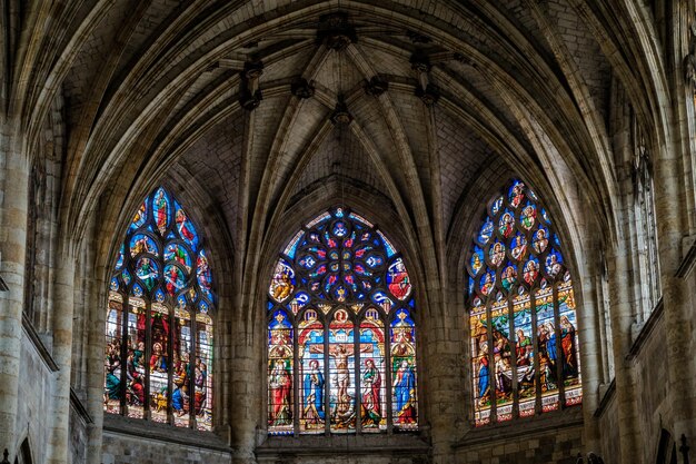Sufit i witraże chóru gotyckiej katedry w Condom we Francji