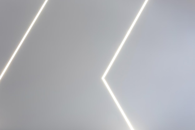 Zdjęcie sufit podwieszany z punktowymi lampami halogenowymi i płytą gipsowo-kartonową w pustym pomieszczeniu w mieszkaniu lub domu sufit napinany biały i złożony kształt