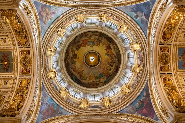 Sufit w katedrze św. Izaaka w Petersburgu, czerwiec 2022 r.