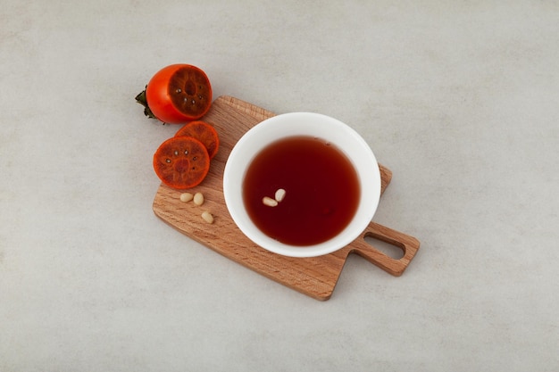 Sujeonggwa koreańska zimna herbata owocowa lub schłodzony poncz z persymony i cynamonu