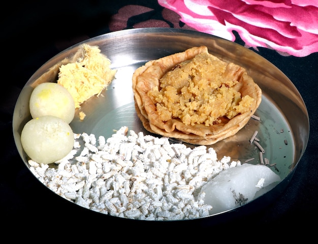 Suji Halwa z Puri lub Sooji Halwa na talerzu