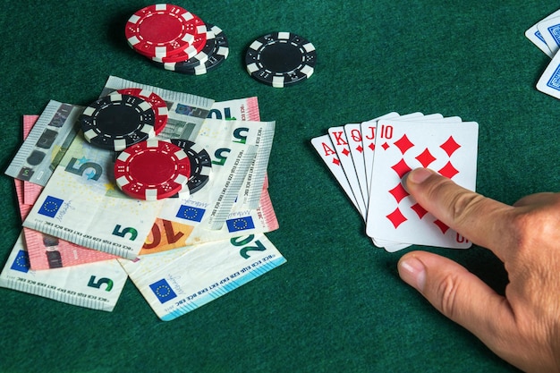 Sukces w wygranej na stole w klubie pokerowym z kombinacją kart w pokera królewskiego