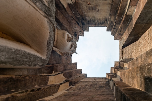 Sukhothai Historyczny Park świątynia Si Chum W Tajlandii