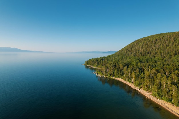 Summertime obrazy jeziora Bajkał jest jeziorem ryftowym położonym w południowej Syberii, Rosja Jezioro Bajkał letni krajobraz widok z klifu w pobliżu Zatoki Babci. Widok z lotu ptaka.