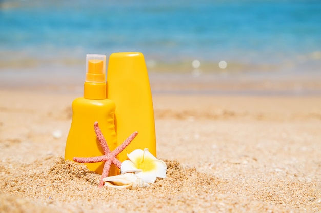 Sunblock na plaży. Ochrona przed słońcem. Selektywne ustawianie ostrości.