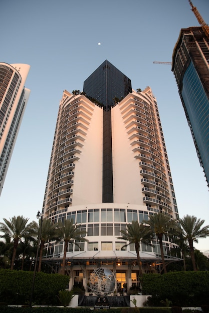 Sunny Isles Beach, Miami na Florydzie, USA - 24 marca 2021: Trump International Beach Resort. widok perspektywiczny. główne wejście do ośrodka z wielopiętrową nowoczesną architekturą budynku. piętrowy hotel.