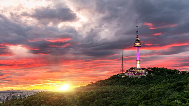 Sunset of Seoul Tower w Seulu w Korei Południowej