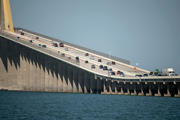 Sunshine Skyway Bridge nad zatoką Tampa na Florydzie z ruchomym ruchem Koncepcja infrastruktury transportowej