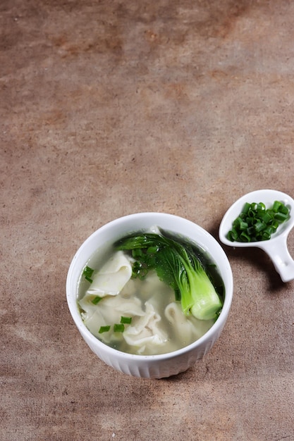 Sup pangsit lub zupa wonton to chińska knedle wonton w czystej zupie