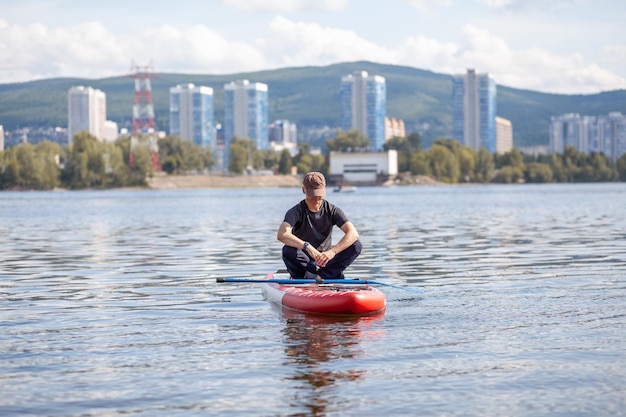 Sup Stand Up Paddle Board Man Wiosłowanie Na Jeziorze