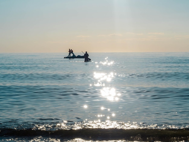 Sup surfingowy trening pływania na otwartym morzu na katamaranie surfingowym SAP