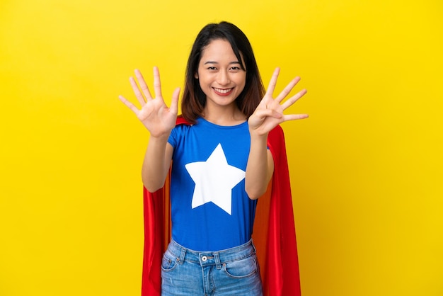 Super bohaterka wietnamska kobieta na żółtym tle licząca dziewięć palcami
