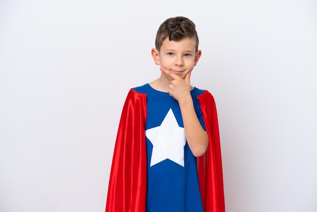 Super Hero mały chłopiec na białym tle myślenia