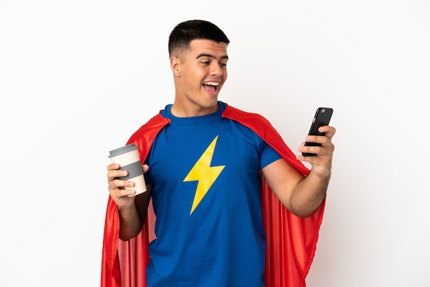 Super Hero na białym tle trzyma kawę na wynos i telefon komórkowy