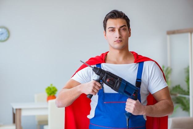 Super hero repairman pracujący w domu