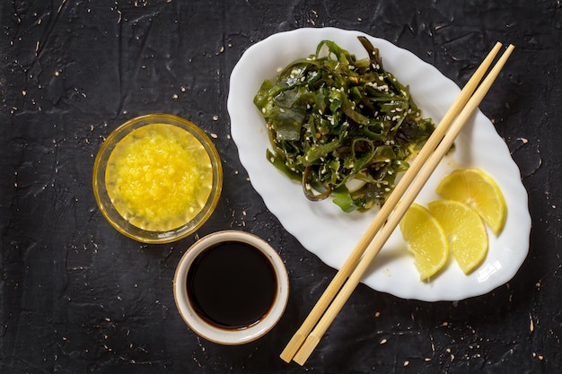 Superfood z wodorostów z sezamem i cytryną. japońskie jedzenie