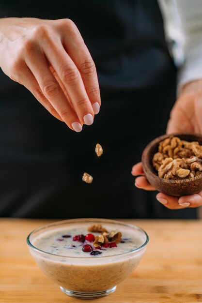 Superfoods Robienie płatków owsianych z mlekiem sojowym i orzechami owsianymi