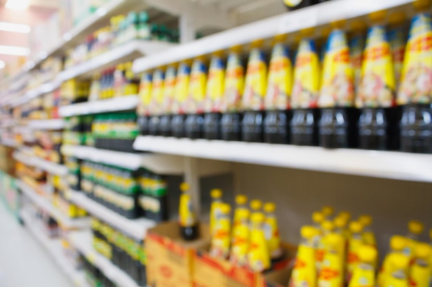 Supermarket z rozmytym tłem z półką z produktem sosowym